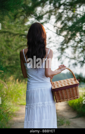 Frau mit Korb auf Landstraße Stockfoto