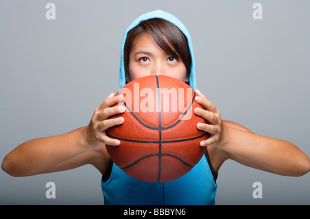 Junge Frau mit Basketball nachschlagen Stockfoto