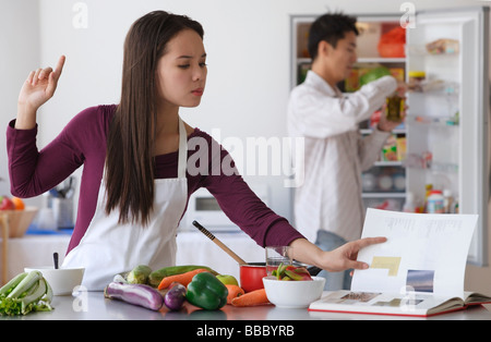 Junges Paar in der Küche Stockfoto