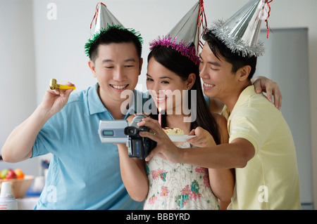 Freunden zu feiern und es Videoaufnahmen Stockfoto