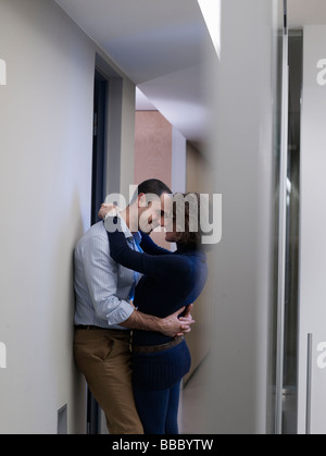 Paar küssen im Büro-Korridor Stockfoto