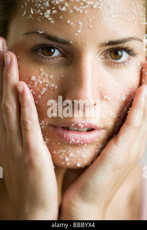 junge Frau mit Salz-Peeling-Maske Stockfoto