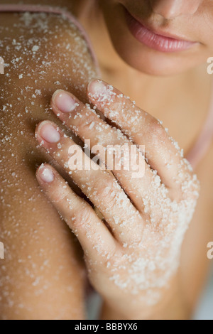 junge Frau mit Salz-Peeling-Maske Stockfoto