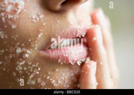 junge Frau mit Salz-Peeling-Maske Stockfoto