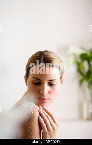 junge Frau mit Salz-Peeling-Maske Stockfoto