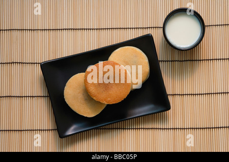 Stillleben mit chinesischen Pfannkuchen gefüllt mit roter Bohnenpaste Stockfoto