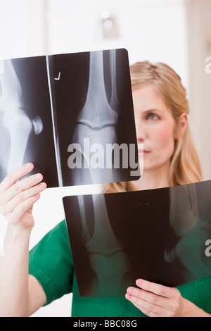 weibliche Medic Blick auf Röntgen-Bilder Stockfoto