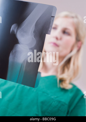 weibliche Medic Blick auf Röntgen-Bilder Stockfoto