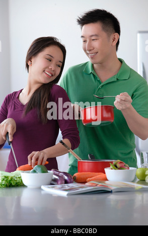 Paar, gemeinsames Kochen Stockfoto