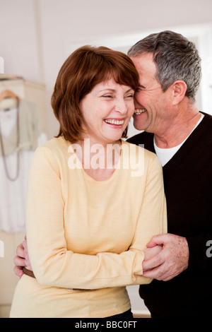 Ältere Paar umarmen und lachen Stockfoto