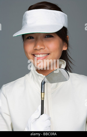 Junge Frau im Golf-Outfit Blick in die Kamera Stockfoto