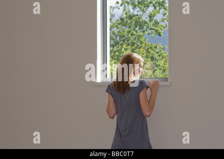 Frau aus Fenster Stockfoto