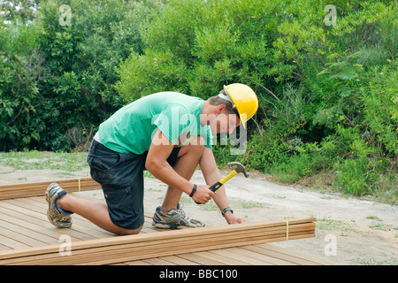 Mann Hämmern in Nagel Stockfoto