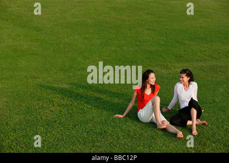 Zwei Frauen entspannen im park Stockfoto