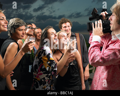 Mann, die Dreharbeiten Menschen auf einer Cocktailparty Stockfoto