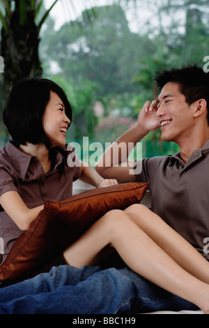 Ein junges Paar einander anlächeln Stockfoto