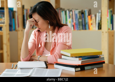 Eine junge Frau-Studien in der Bibliothek Stockfoto