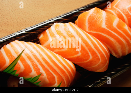 Vier Stücke Lachs Sushi, Nigiri auf Reisbällchen Stockfoto