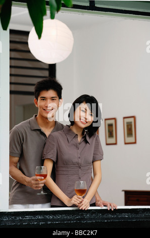 Ein junges Paar Lächeln in die Kamera zusammen Stockfoto