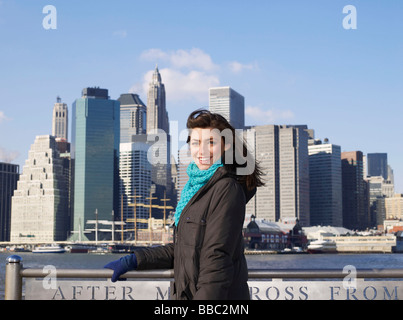 Frau mit Blick auf Manhattan hinter ihr Stockfoto