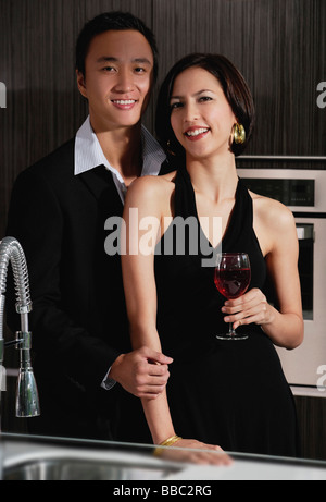 Ein paar Lächeln in die Kamera, während in der Küche Stockfoto