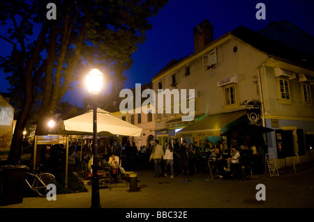 Tkalciceva Straße mit Cafés und Restaurants mit Menschen an den Tischen draußen auf Bürgersteig sitzen in der Altstadt von Zagreb Kroatien gefüttert Stockfoto