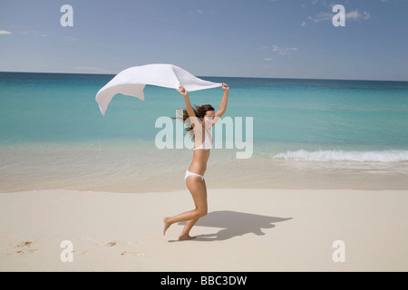 Frau läuft am tropischen Strand Stockfoto