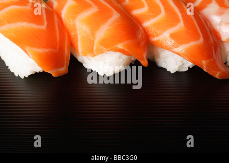 Vier Stücke Lachs Sushi, Nigiri auf Reisbällchen Stockfoto