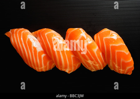 Vier Stücke Lachs Sushi, Nigiri auf Reisbällchen Stockfoto