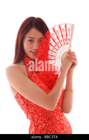 Junge Frau trägt Cheongsam und halten chinesische fan Stockfoto