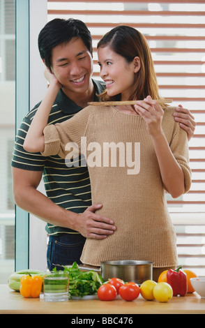 Mann umfassenden Frau von hinten, Frau Mann Fütterung Stockfoto