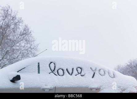 "Ich liebe dich' im Schnee auf dem Auto gezogen Stockfoto