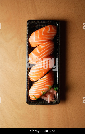 Vier Stücke Lachs Sushi, Nigiri auf Reisbällchen Stockfoto