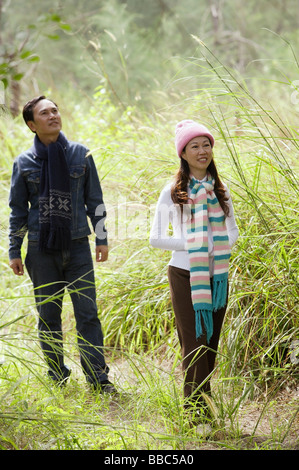 Mann und Frau zu Fuß durch die Natur, im Freien, Wandern Stockfoto