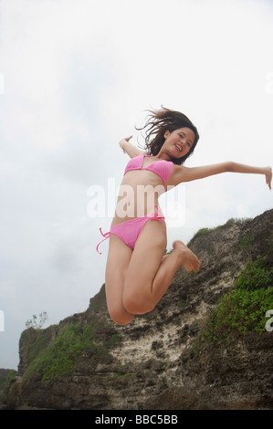 Frau in die Luft springen Stockfoto