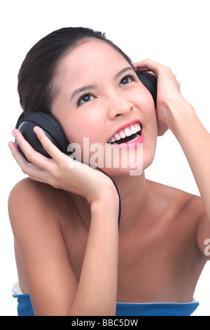 Junge Frau, die Musik hören, mit Kopfhörern Stockfoto