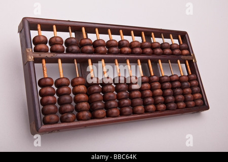 Große chinesische Abacus auf weißem Hintergrund mit Studiobeleuchtung. Stockfoto