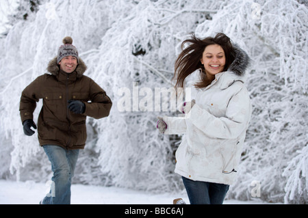 Paar im Schnee laufen. Stockfoto
