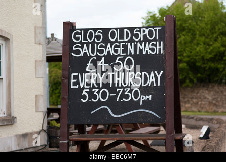 Pub Essen außerhalb mit Würstchen aus Schweinefleisch eine seltene Rasse von Schweinen beworben Stockfoto