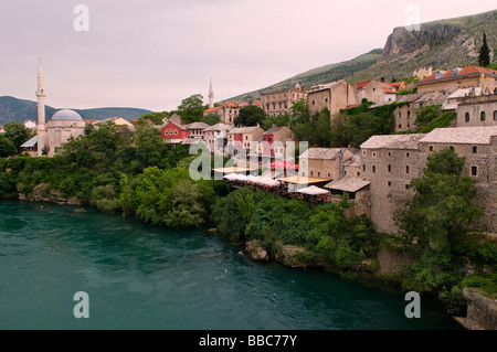 Blick auf Nezir-Aga-Moschee und Neretva in der Altstadt von Mostar und Fluss Neretva in Bosnien-Herzegowina Stockfoto