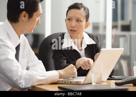 Führungskräfte, die eine Diskussion Stockfoto