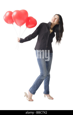 Frau mit drei rote Luftballons, nachschlagen Stockfoto