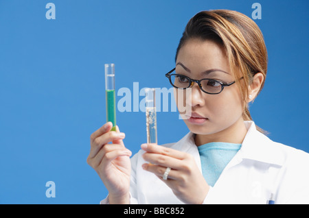 Weiblichen Techniker betrachtet man Reagenzgläser Stockfoto