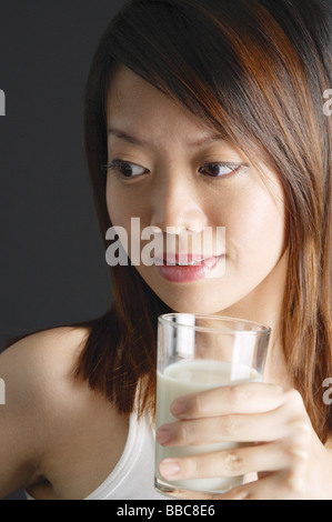 Junge Frau mit Glas Milch Stockfoto