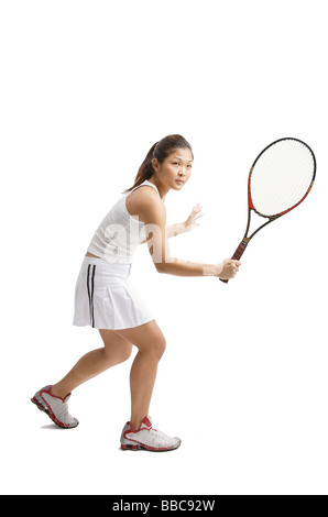 Junge Frau, die Tennis spielen Stockfoto