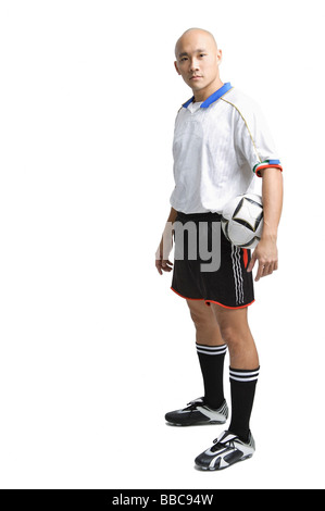 Junger Mann tragen Fußball uniform Stockfoto