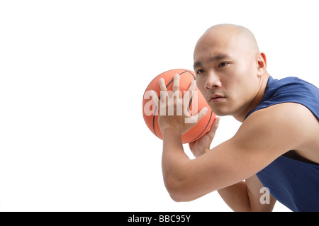 Junger Mann, Basketball spielen Stockfoto