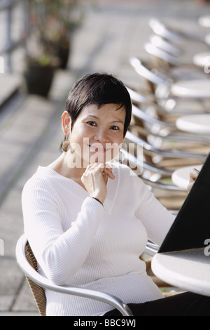 Reife Frau in Café, hält ein Menü Stockfoto