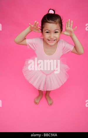 Junges Mädchen in Ballett-Outfit, die Hände auf beiden Seiten des Gesichts Stockfoto