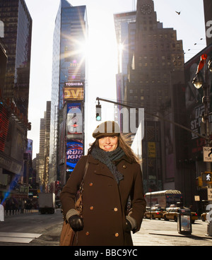 Frau stehend am Times Square New York Stockfoto